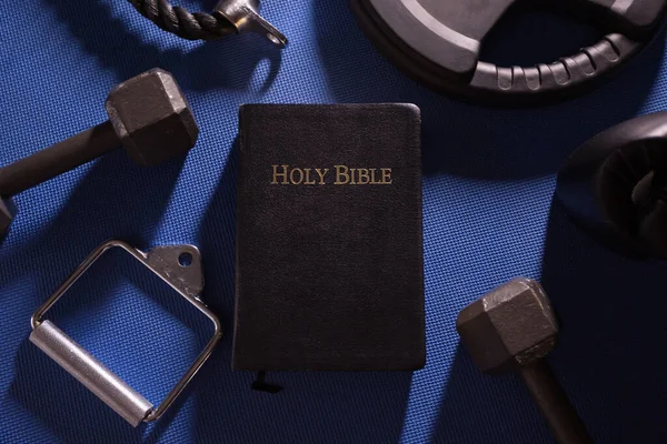 Heliga Bibeln Omgiven Hantlar Vikter Och Annan Träningsutrustning — Stockfoto