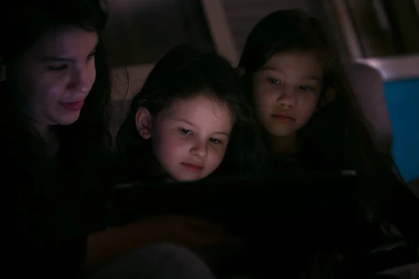Jovem Mãe Assistindo Show Com Seus Filhos Casa Escuro Imagem De Stock