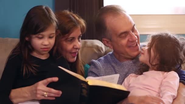 Abuelos Enseñando Sus Nietos Sobre Santa Biblia — Vídeos de Stock