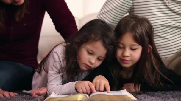 祖父母教导孙子孙女有关圣经的知识 — 图库视频影像