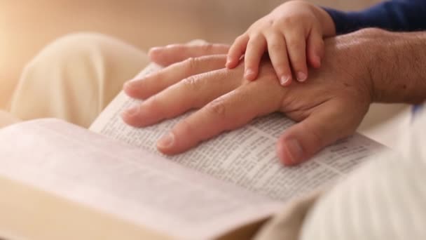 Opa Liest Dem Jungen Aus Der Bibel Vor — Stockvideo