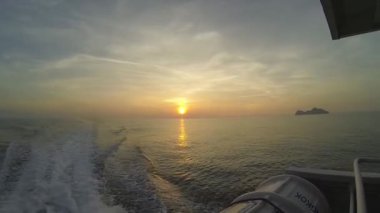 batan güneşin ışınları suda bir teknede gelen ayak izi