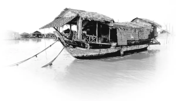 Kambodza, lodz w wiosce rybackiej na jeziorze niedaleko Siemreab i kompleksu historycznego  Angkor Wat,