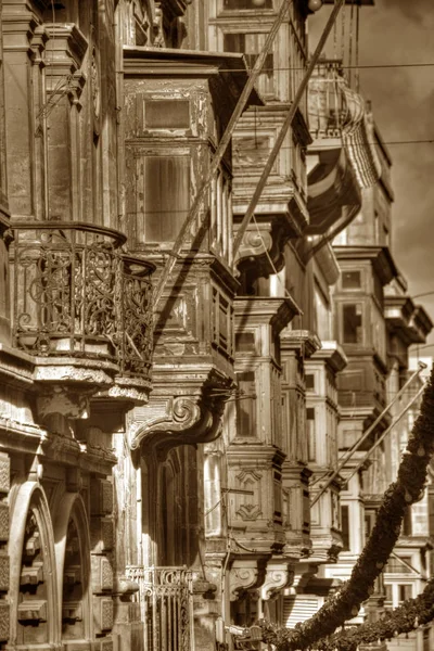 La Valletta stolica Malty. Ulica z balkonami w centrum stolicy. Photo sepia.