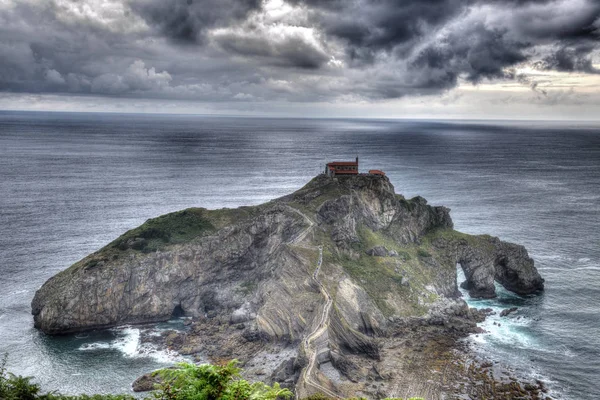 Gazelugaxe, polwysep, na ktroego szczycie znajduje sie koci Emita de San Juan zalozony przez Templerariuszy. Miejsce znane te z filmu Gra o tron jako Zamek Smoka. Niedaleko miejscowosci Bermeo w Hiszpani, kraj Baskow.
