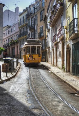 Lizbon 'da karakteristik bir hat olan bir cadde. Bairro Alto bölgesi. Tranwaj hattı 28 turistlerle dolu, Lizbon 'un tüm tarihi merkezini dolaşıyor.