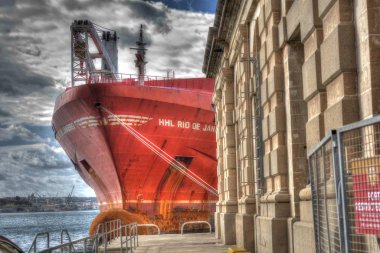 La Valetta 'daki tarihi liman iskelesinde bir gemi var. Ogrody Barraca 'nın girişinin yanında. Liman Limanı 'nın merkez bölümündeki alan