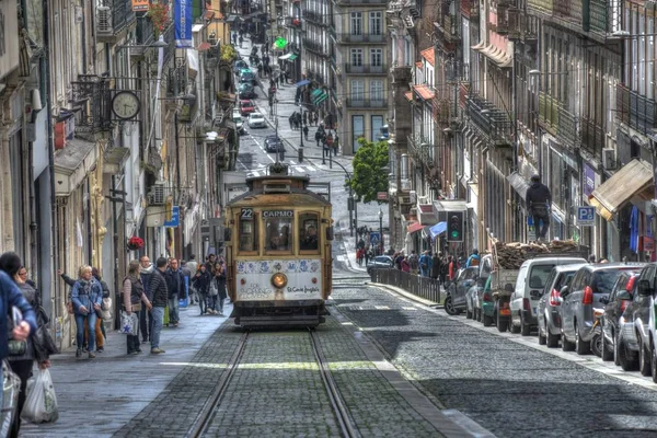 Porto 'nun merkezi. R. d31 de Janeiro Caddesi. Igreja de Santo Ildefonso Kilisesi 'nden görüntü.