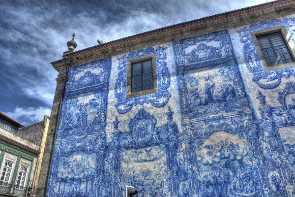 Santa Catarina Kilisesi 'nin seramik mozaik kilisesi Rua de Santa Catarina ve Rua de Fernandes Tomas kavşağında. Porto Tarihi Şehir Merkezi.