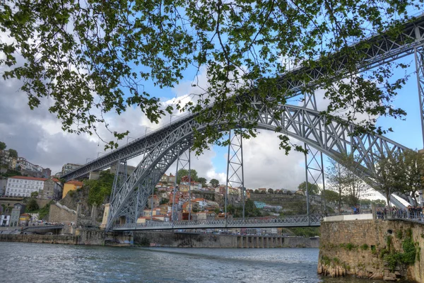 Ponte Dom Lus Köprüsü, Porto 'da Duero Nehri' ni geçen iki katlı bir köprü. Porto 'daki en karakteristik köprü. Üst kısım trafik ve yaya trafiği için tasarlandı. Arabalar en altta gidiyor..