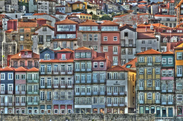 Ribeira bölgesinin manzarası - şehrin en eski kısmı, dar, kaldırımlı sokaklar ve antik evlerden oluşan bir labirent..