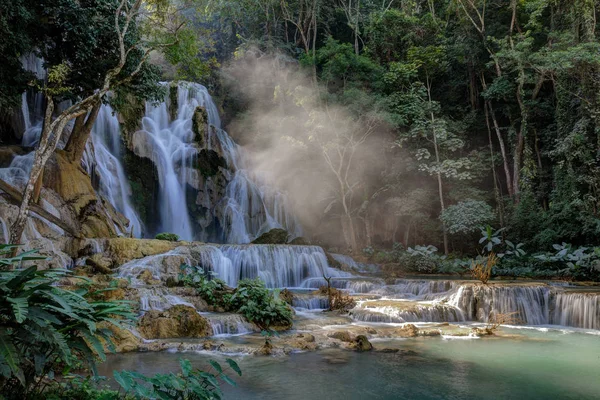 Laos 'un kuzeyindeki 3 katlı Kuang Şelalesi. Luang Prabang 30 km uzakta.
