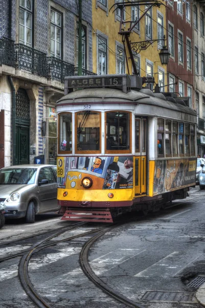 Lizbon 'da sokak, 15. hat. Tarihi bölümlerin Lizbon 'da normal bir ulaşım işlevi var. Genellikle turistler tarafından da kullanılır..
