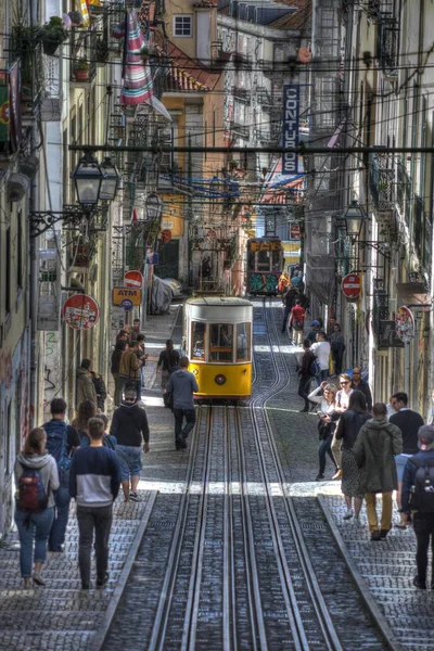 Elevador da Bica, Lizbon 'da bir asansör, ama yolculuk fazla heyecan vermiyor. Lizbon 'un parti merkezi Bairro Alto ile şehrin Ribeira bölgesini gündüz ve canlı gece yaşamına bağlıyor..