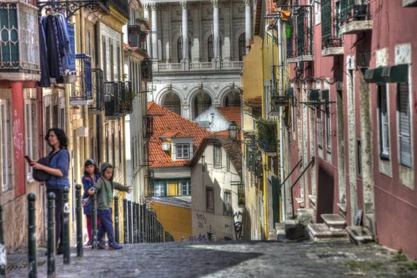 Principe Real ve Bairro Alto yakınlarındaki Street Tv da Arrochela. Cumhuriyet Meclisi 'nin derin görüşü. Lizbon Portekiz.