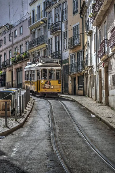 Lizbon 'da karakteristik bir hat olan bir cadde. Bairro Alto bölgesi. Tramvay hattı 28 turistlerle dolu, Lizbon 'un tüm tarihi merkezini dolaşıyor.