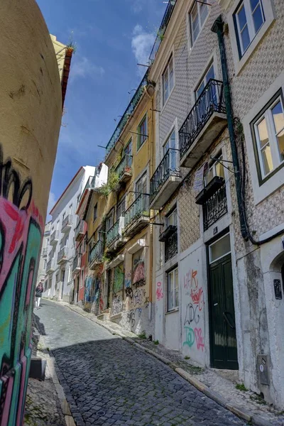 Uliczka w Lizbonie, dzielnica Bairro Alto. Uliczka niedaleko tarihi ycznego wybrzeza portogo go. Piekna tarihi zabudowa.