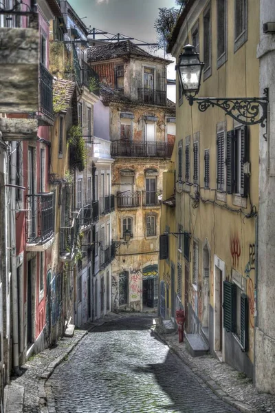 Uliczka w Lizbonie, dzielnica Bairro Alto. Uliczka niedaleko tarihi ycznego wybrzeza portogo go. Piekna tarihi zabudowa.