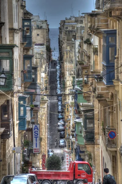 Ulica w La Valetta stolicy Malty. Biegnaca w kieruku Fortu sw Elma. Charakterystyczne zabudowane balkony na domach w La Valetta