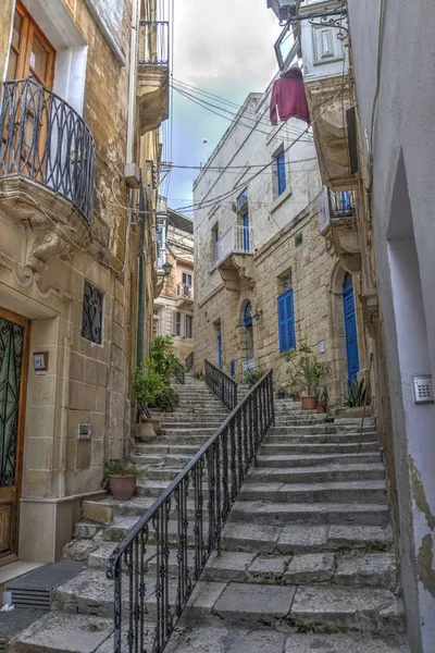 Vittorioza 'da bir sokak, eski adı Birgu. La Valetta, Vittariozy ve Senglea 'daki üç şehrin en eski kısmı.