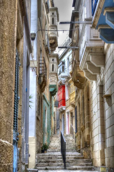 Vittorioza 'da bir sokak, eski adı Birgu. La Valetta, Vittariozy ve Senglea 'daki üç şehrin en eski kısmı.