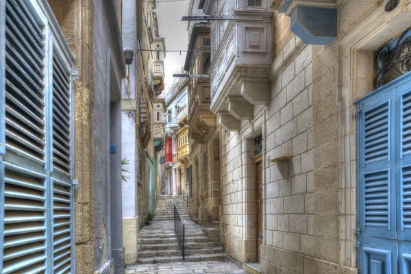 Vittorioza 'da bir sokak, eski adı Birgu. La Valetta, Vittariozy ve Senglea 'daki üç şehrin en eski kısmı.