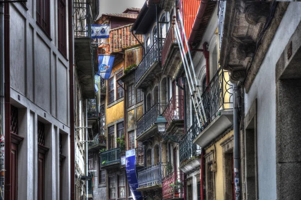 Porto Caddesi, Barrio Alto Bölgesi. Şehrin liman hosteslerinden biri..