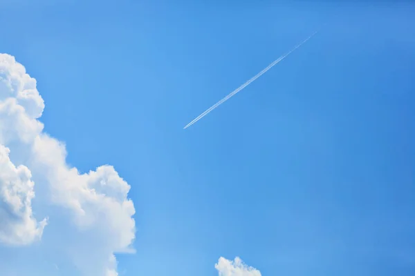 A plane in the sky — Stock Photo, Image