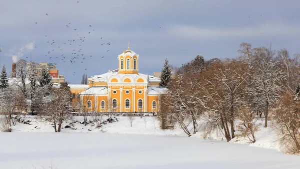 Церква біля ставка взимку — стокове фото