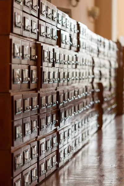 Armários de arquivo na biblioteca — Fotografia de Stock
