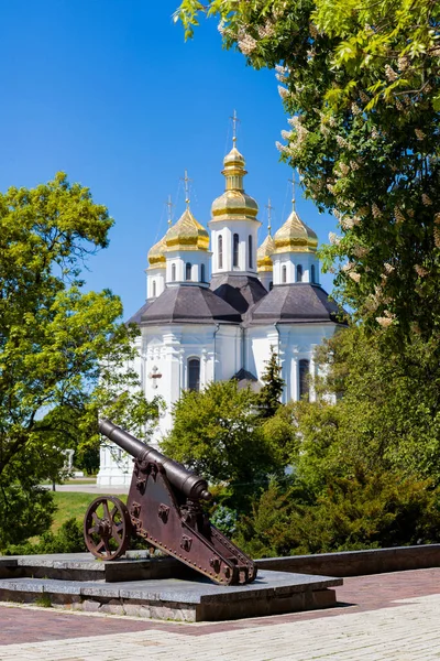 Пистолет на фоне церкви — стоковое фото