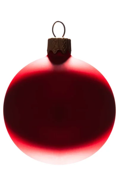 Bola de Natal vermelha de uma árvore — Fotografia de Stock