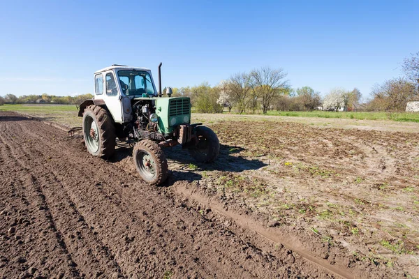 Traktorn plogar jorden — Stockfoto