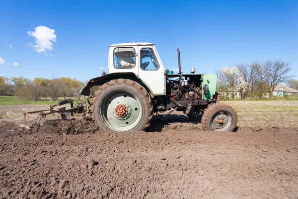 Трактор вспахивает землю — стоковое фото