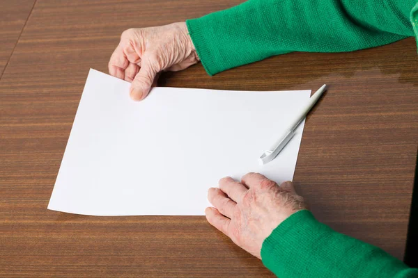 Old hands with blank paper — Stock Photo, Image