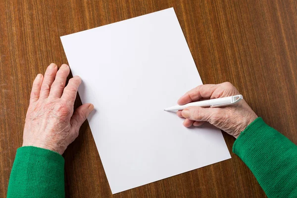 Old hands with blank paper — Stock Photo, Image