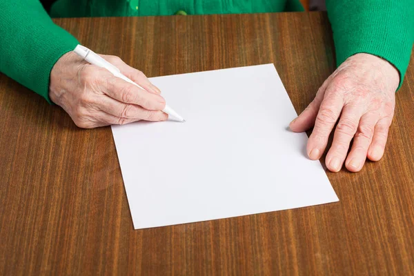 Old hands with blank paper — Stock Photo, Image