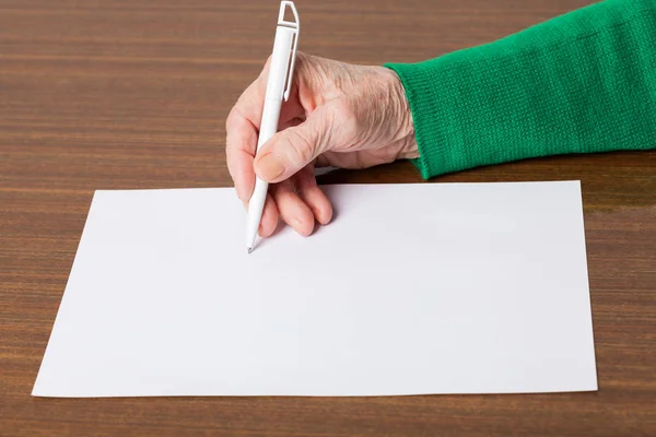 Manos viejas con papel en blanco — Foto de Stock