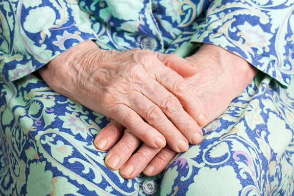 Hände einer alten Frau — Stockfoto