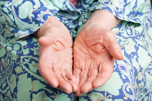 Руки старухи — стоковое фото