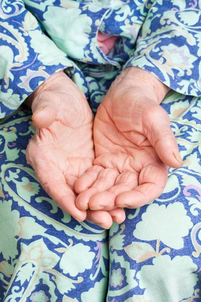 Ręce starej kobiety — Zdjęcie stockowe