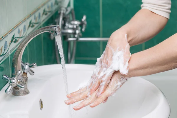 石鹸や衛生設備で手を洗う ストック写真