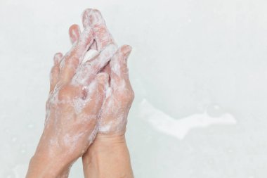 Ellerini sabun, temizlik ve hijyenle iyice yıka.