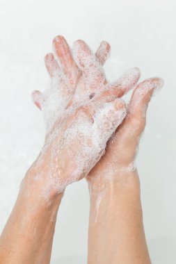 Ellerini sabun, temizlik ve hijyenle iyice yıka.