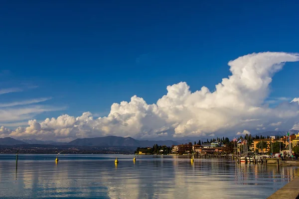 Um lago plácido refletindo nuvens, Lago de Garda — Fotografia de Stock