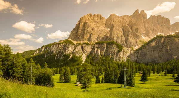 Dolomiterna landskap i sommar — Stockfoto