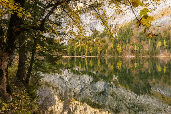 Осенний пейзаж с озером. — стоковое фото