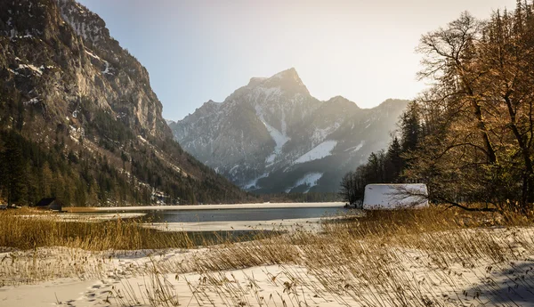 Zimowy pejzaż z jeziorem — Zdjęcie stockowe