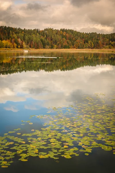 Paesaggio autunnale con lago. — Foto Stock