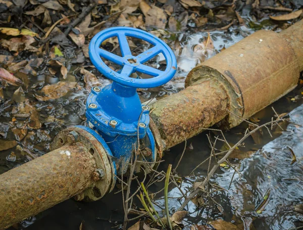Ancien tuyau d'eau potable — Photo